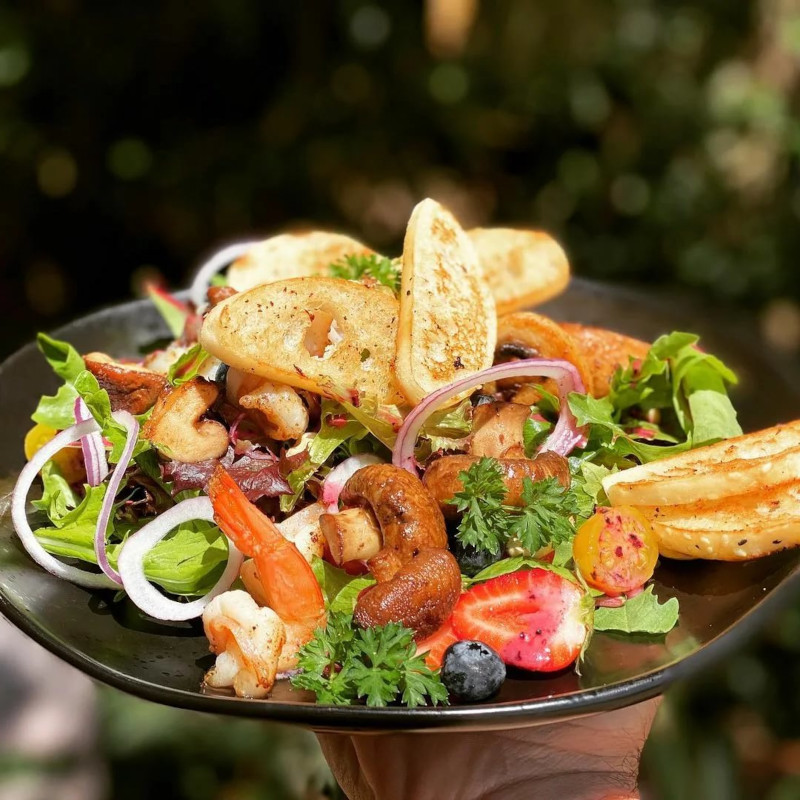 recette champignons de paris ajoutés a une salade nutritive et équilibrée