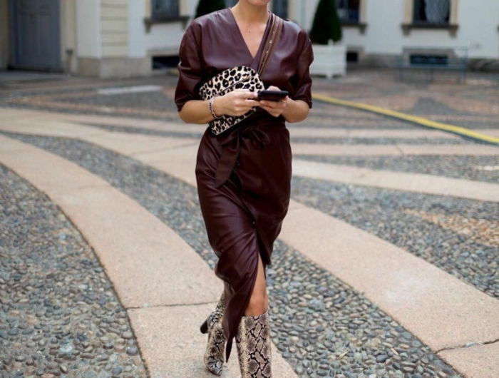 robe tendance 2022 en couleur chocolat bottes métallisées argentées en vogue