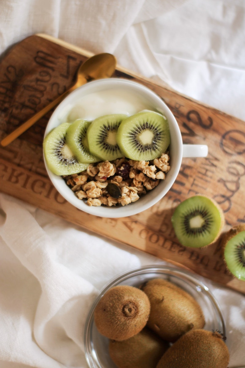 saison du kiwi idée bol petit déjeuner granola kiwi et yaourt grec
