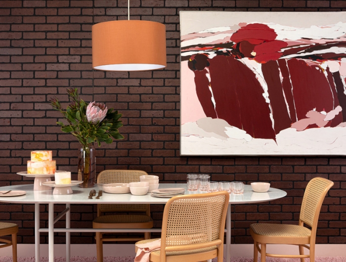 salle à manger tendance 2022 chaises en rotin mur en brique marron plateau de table en marbre