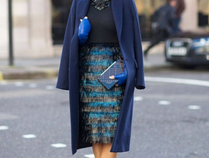 style chic femme en jupe crayon en bleu et vert manteau bleu top noir pochette
