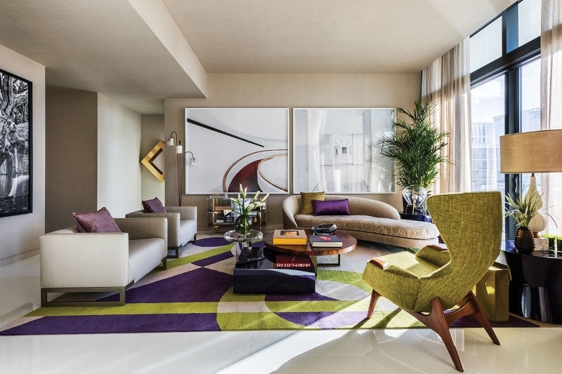 tendance déco 2022 murs en couleurs neutres fauteuil en vert lime tapis en aubergine et vert