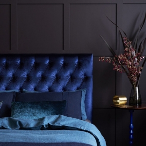 tete de lit contemporaine capitonnée bleu foncé mur en bois peint en noir