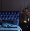 tete de lit contemporaine capitonnée bleu foncé mur en bois peint en noir