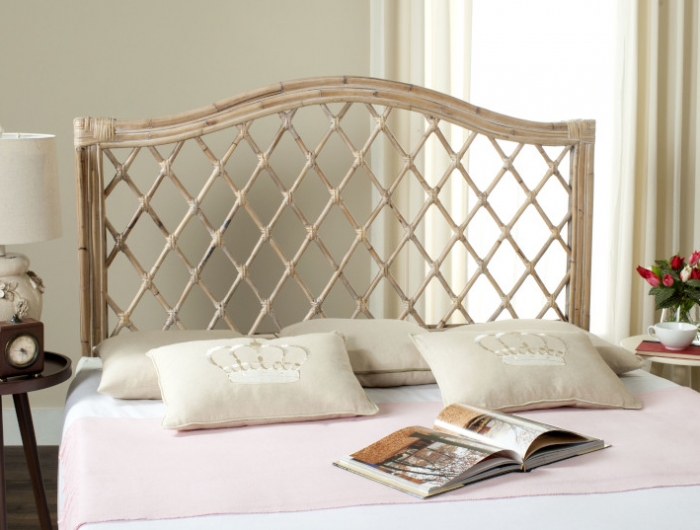 tete de lit design en bois clair mur beige coussins decoratifs beiges couverture rose pale