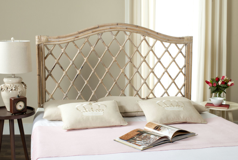 tete de lit design en bois clair mur beige coussins decoratifs beiges couverture rose pale