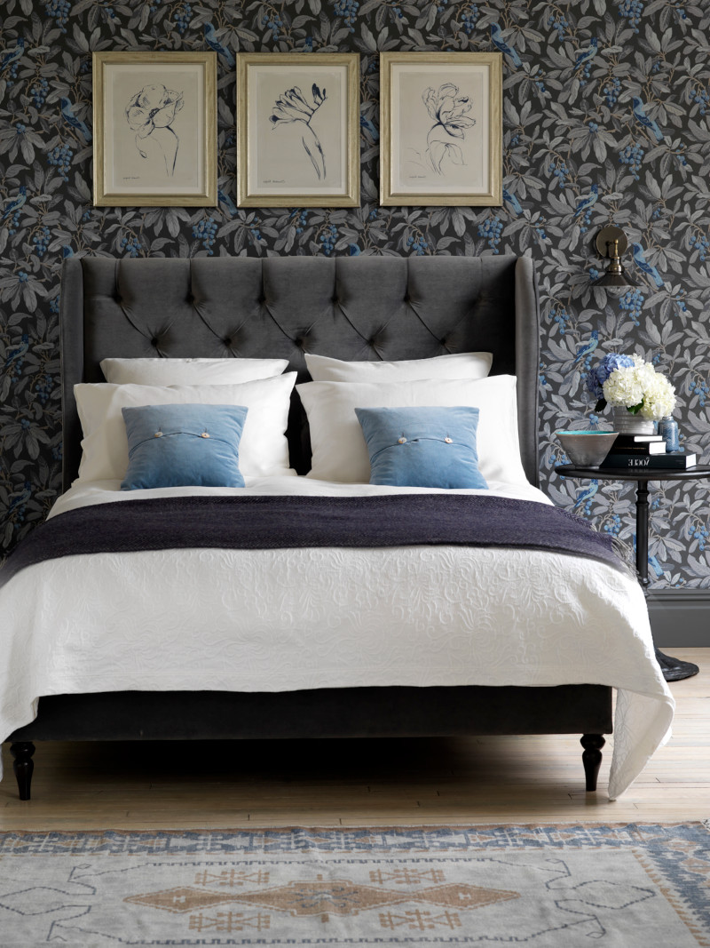 tete de lit design luxe en gris foncé mur a motifs floraux coussins blancs et bleus