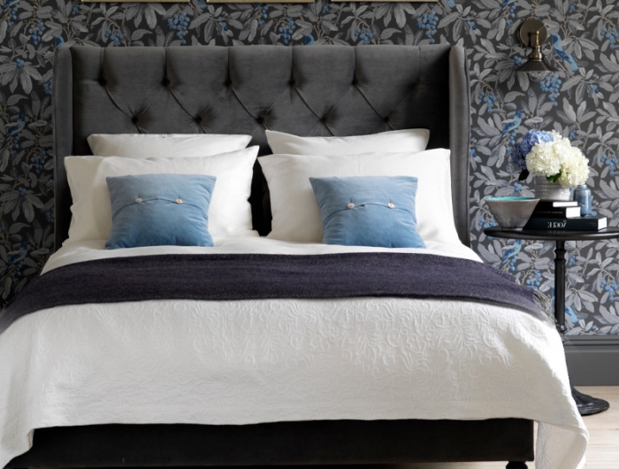 tete de lit design luxe en gris foncé mur a motifs floraux coussins blancs et bleus