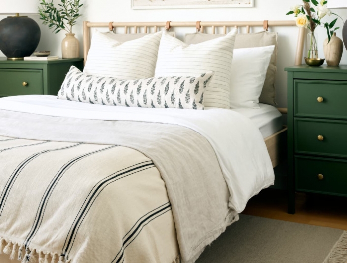 tete de lit originale design en bois avec coussins linge beige et blanc tables de chevet vertes