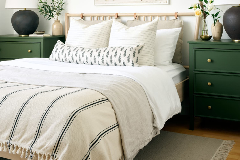 tete de lit originale design en bois avec coussins linge beige et blanc tables de chevet vertes