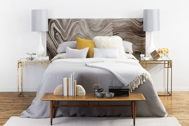 tete de lit originale mur blanc tables de chevet dorées linge et couverture gris clair