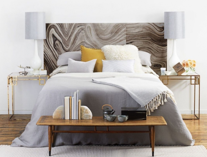 tete de lit originale mur blanc tables de chevet dorées linge et couverture gris clair