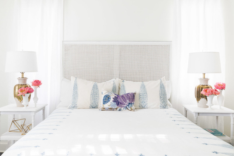 tête de lit tendance 2022 en bois blanche originale linge blanc mur blanc déco styleé