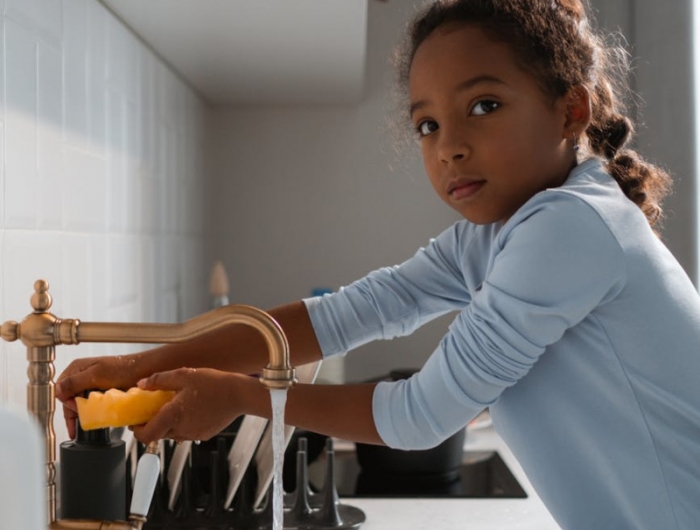 évier de cuisine à poser plan de travail en marbre robinet en laiton