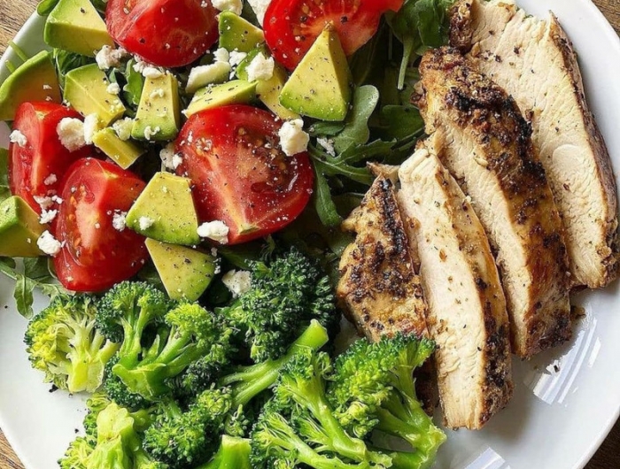 accomoder les restes de poulet recette facile et rapide légumes frais en salade et des brocolis