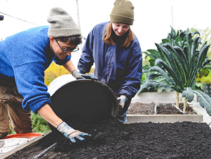 ajouter du compost pour prepare son jardin entretien verger potager hiver