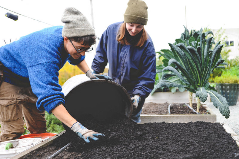 ajouter du compost pour prepare son jardin entretien verger potager hiver
