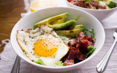assiette avec avocat en tranches oeuf bacon et salade verte recette hyperprotéiné à préparer le matin