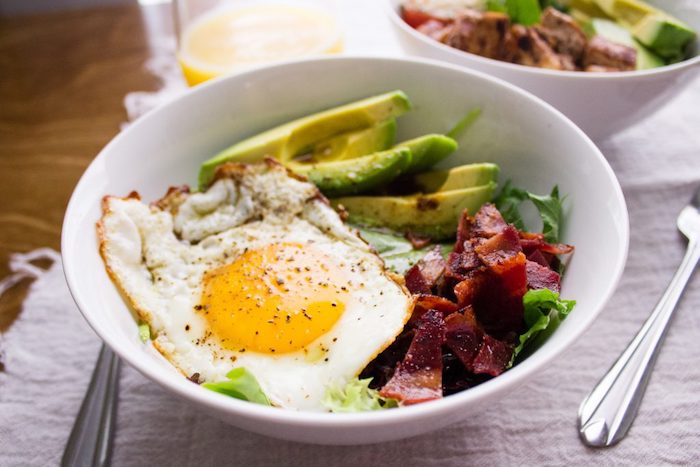 assiette avec avocat en tranches oeuf bacon et salade verte recette hyperprotéiné à préparer le matin