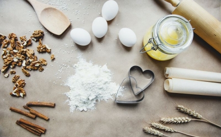 bicarbonate de soude en cuisine les produits des biscuits sur la table