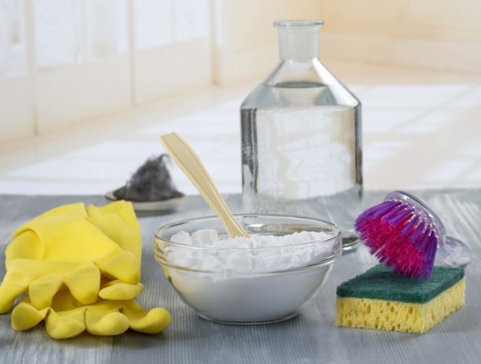 bicarbonate de soude menager nettoyer la cuisine avec une brosse et une éponge