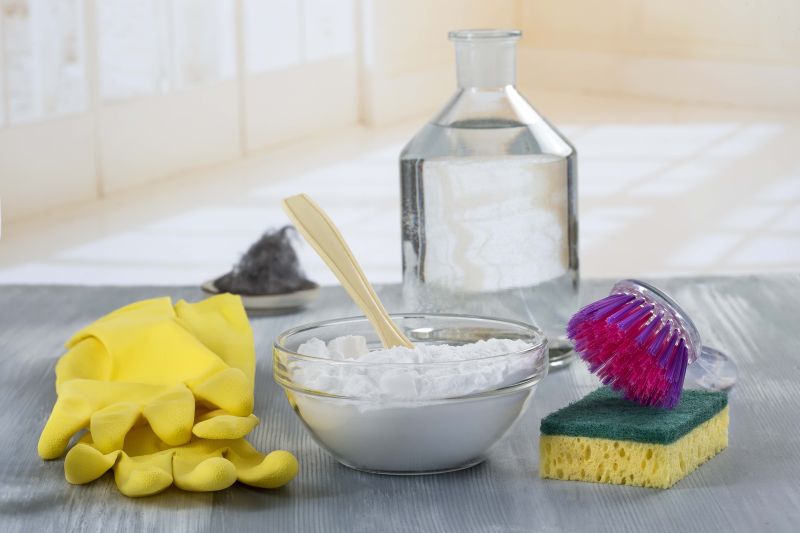 bicarbonate de soude menager nettoyer la cuisine avec une brosse et une éponge