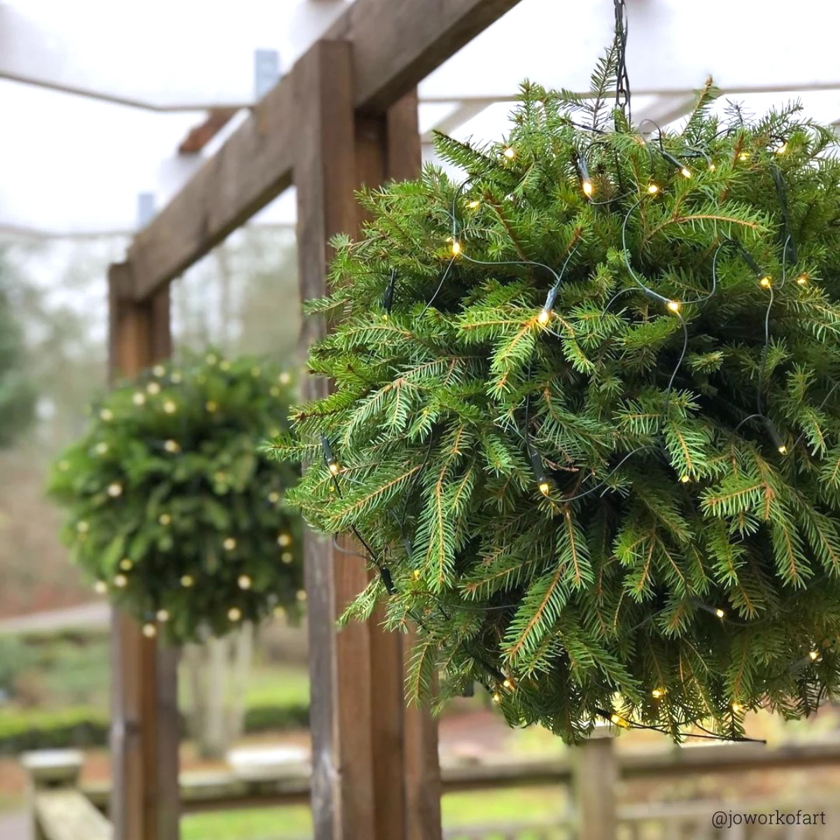 boules de branches de sapin suspendus comme decoration de noel