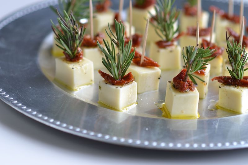 brochette apero dinatoire noel fromage cubes avec tomates séchées et huile aux herbes
