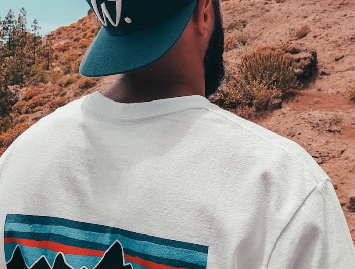 casquette snapback homme avec sweatshirt et logo imprimé design original