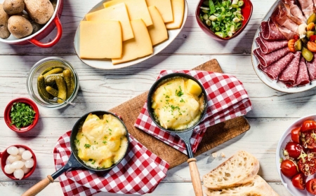 charcuterie pour raclette de la viande crue et séchée des cornichons et pommes de terre