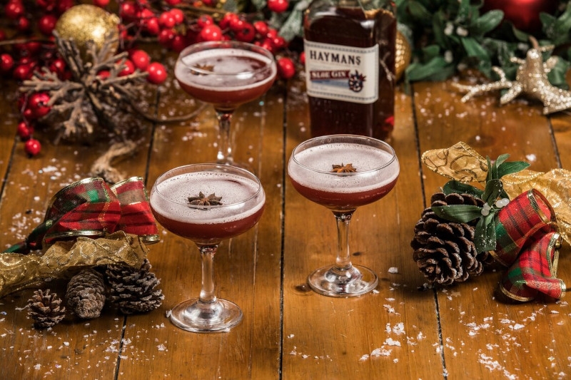 cocktail de noël à base de rhum brun anis étoilé cannelle et jus de raisin