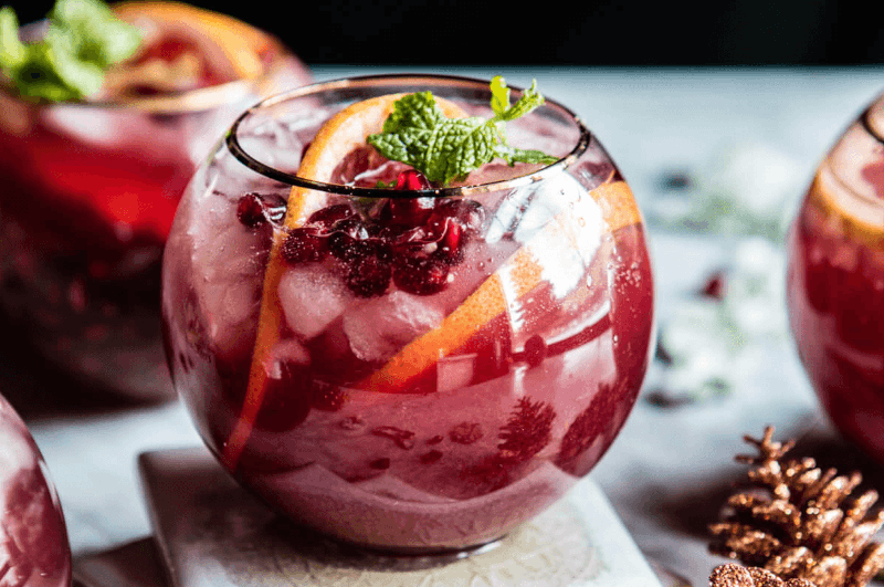 cocktail du jour de l an rouge a la base de vodka jus de grenade décoré d orange