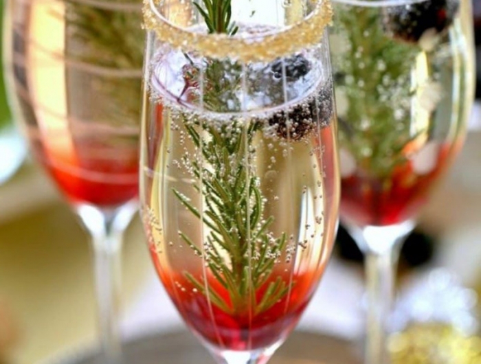 cocktail à base de crémant servi dans des flutes de champagne avec brin de thym