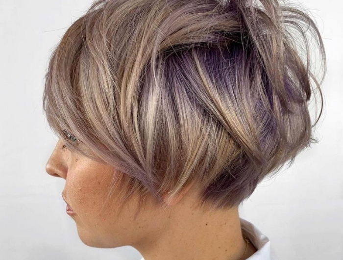 coiffure courte femme 2022 meches colorées violet volume