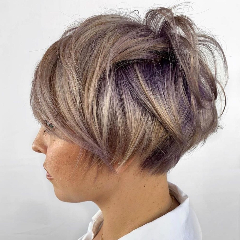 coiffure courte femme 2022 meches colorées violet volume