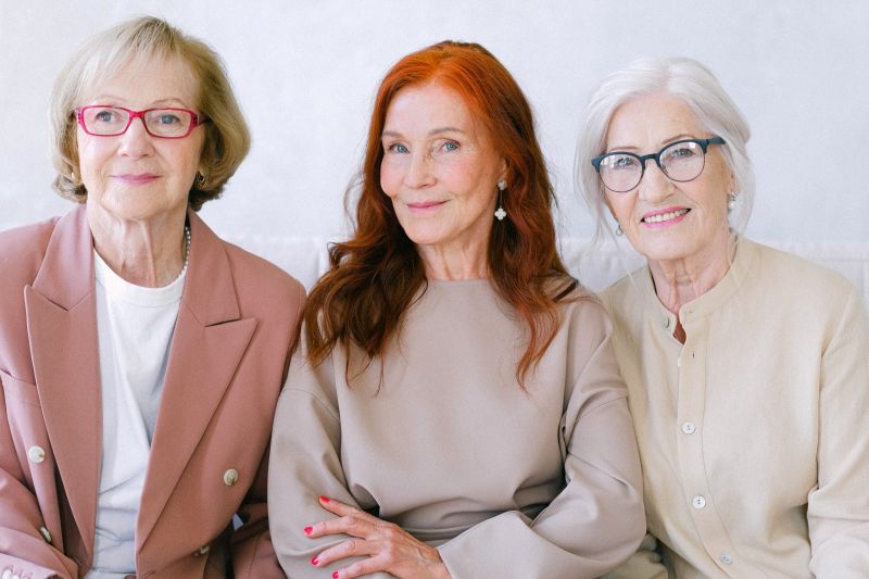 coiffure femme 60 ans épanouie trois femmes âgées à la mode