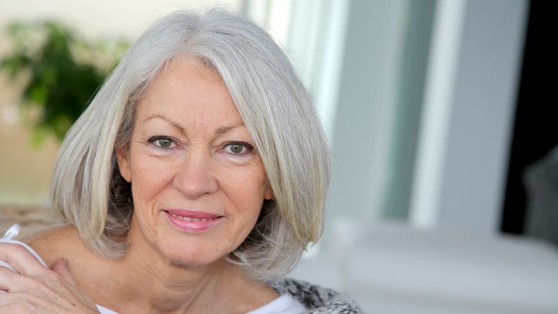 coiffure femme 60 ans carré plongeant sur une femme âgée élégante