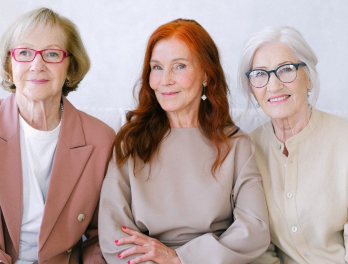 coiffure femme 60 ans épanouie trois femmes âgées à la mode