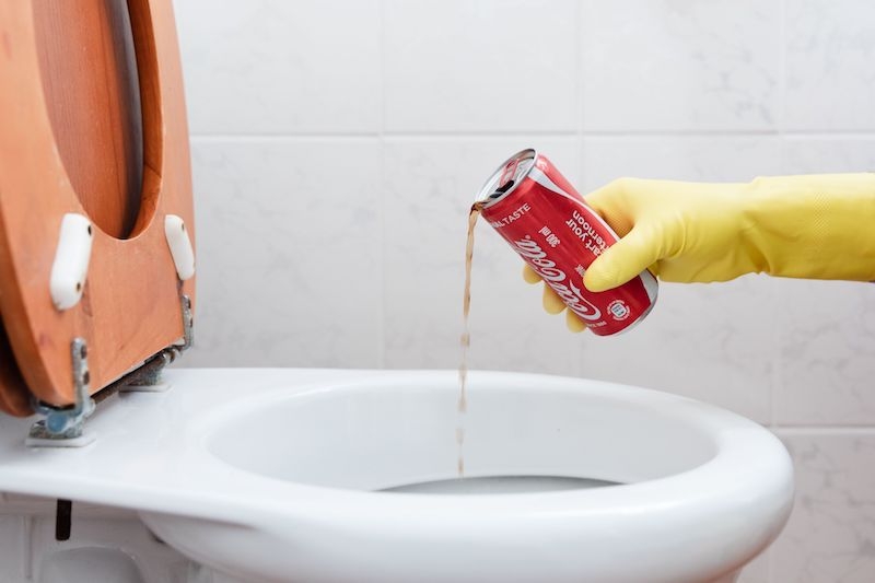 comment déboucher des toilettes avec coca cola versée dans la cuvette produit efficace