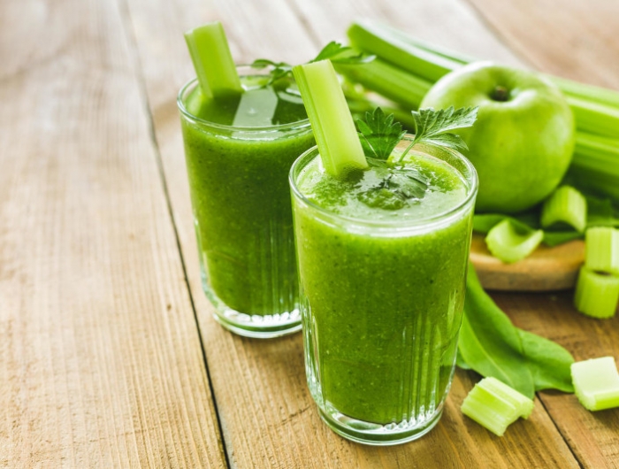 green smoothie with celery, spinach and apple