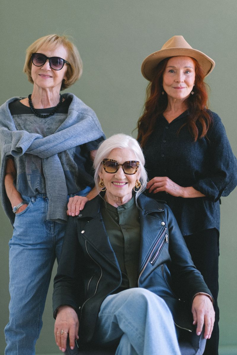 coupe cheveux court femme trois femmes âgées avec des coiffures à la mode