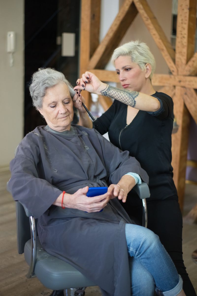 coupe cheveux gris femme 60 ans tendance femme âgée chez le coiffeur