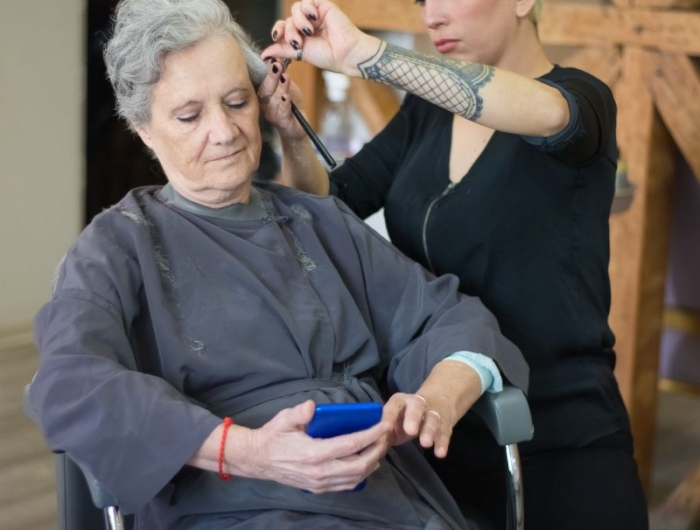 coupe cheveux gris femme 60 ans tendance femme âgée chez le coiffeur
