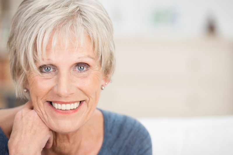 coupe de cheveux court femme 60 ans avec lunettes femme âgée avec frange