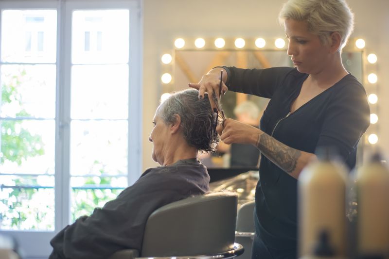 coupe tres courte femme 2022 une femme âgée qui a une nouvelle coiffure