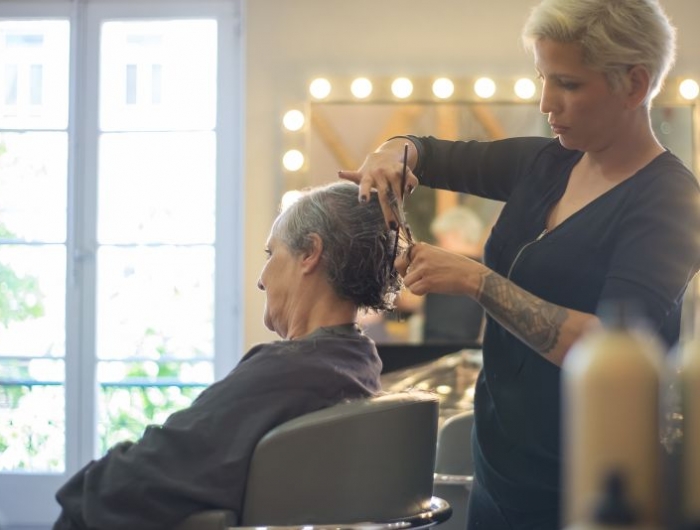 coupe tres courte femme 2022 une femme âgée qui a une nouvelle coiffure