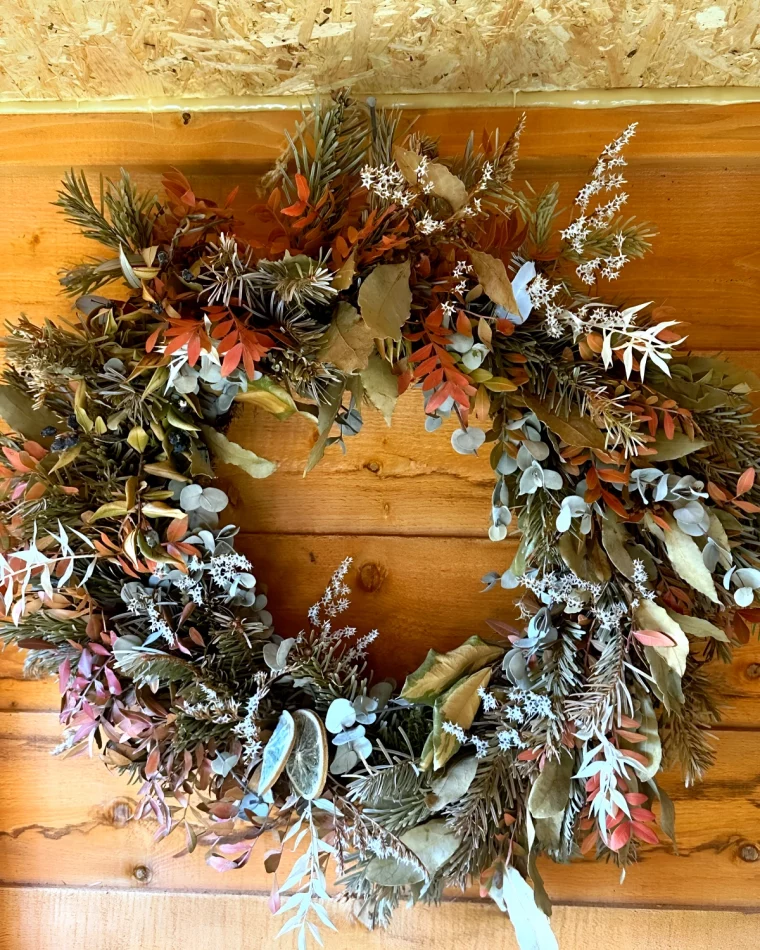 couronne de noel avec des fleurs seches pour noel