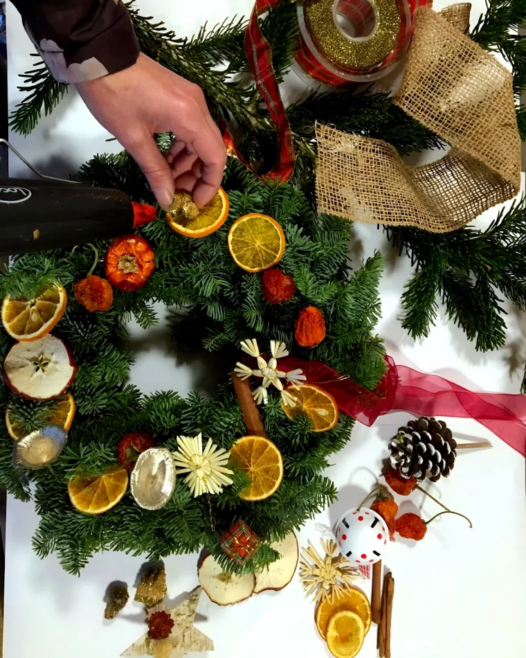 couronne de noel avec des fruits seches