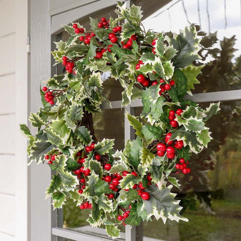 Le houx de Noël dans le jardin et dans la déco festive – une tradition