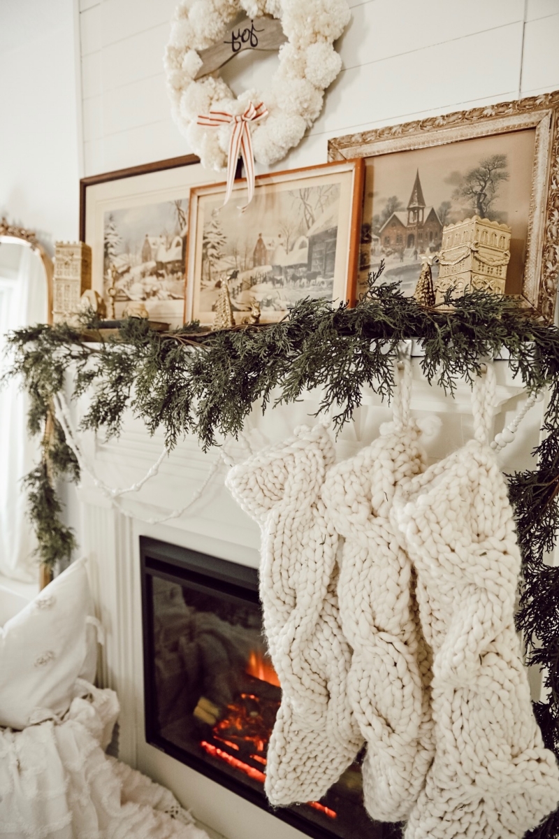 déco cheminée de noël cosy avec chaussettes en laine cadre photo vintage